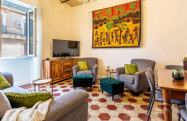 Rome - Lovely Testaccio 2 bedroom 1 bath - top floor - close to everything!