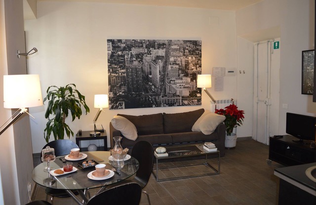 Rome: Via dei Banchi Vecchi - very central, modern and elegant apartment