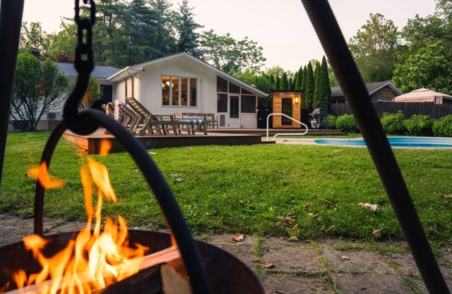 Rondout Retreat: Sauna, Firepit and Backyard Oasis