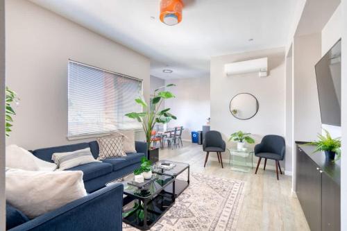 Roof Deck & Food Pods- Hawthorne Penthouse Retreat