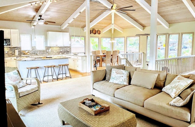 Roof deck views, hot tub, big kitchen, 3200sf, BBQ