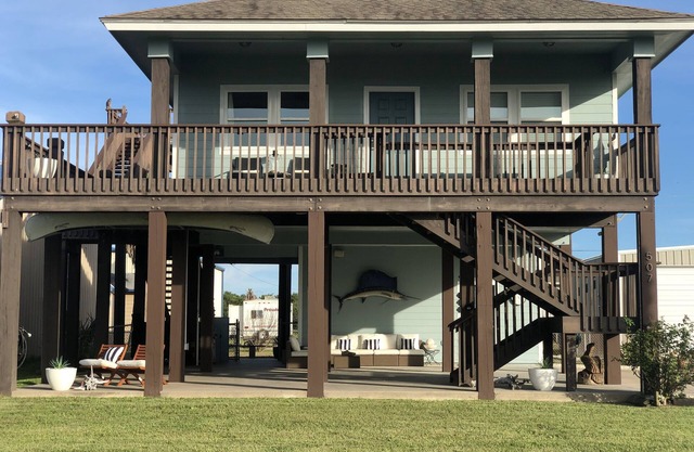 Rooftop deck -2 bedroom/2 bath home with panoramic water view of Port O’Connor!
