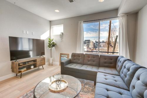 Rooftop Deck and Hot Tub Walkable Denver Townhome