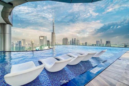 Rooftop Infinity Pool, Burj Khalifa Views