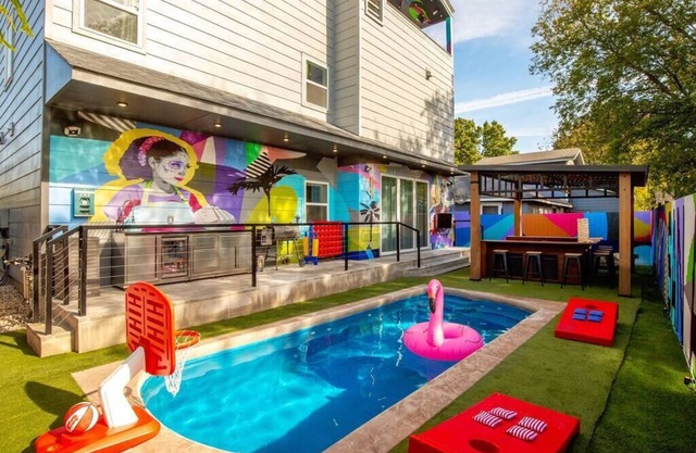 Rooftop Karaoke w/City Views, HotTub, Pool, Games