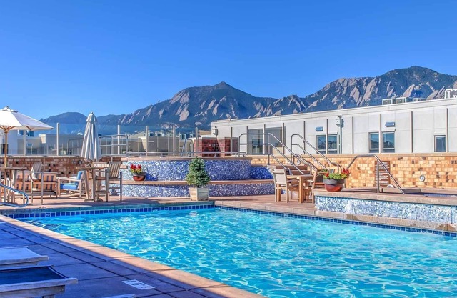 Rooftop Pool, Mountain Views! Exec Rental @ The Peloton West