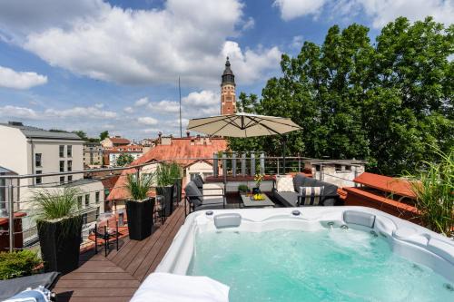 Rooftop Wawel view with jacuzzi l luxury apartment