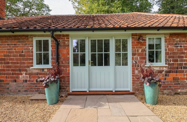 ROOKERY COTTAGE, family friendly, with open fire in Saxmundham