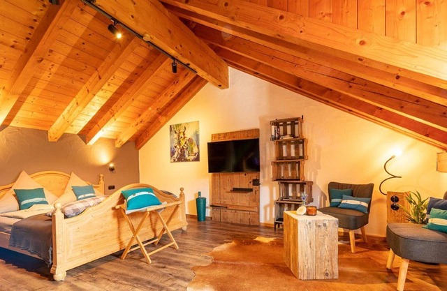 Room 1 - Desiree's Dahuim