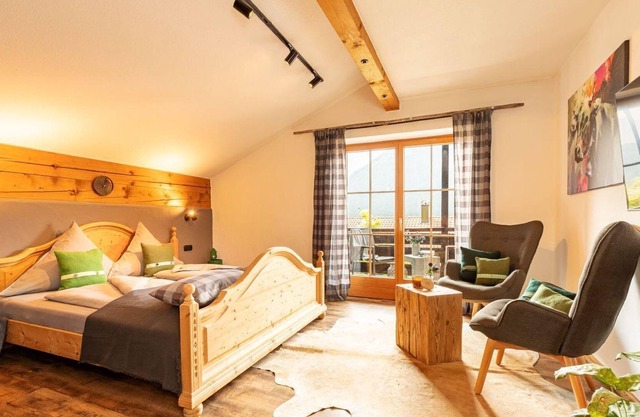 Room 2 - Desiree's Dahuim