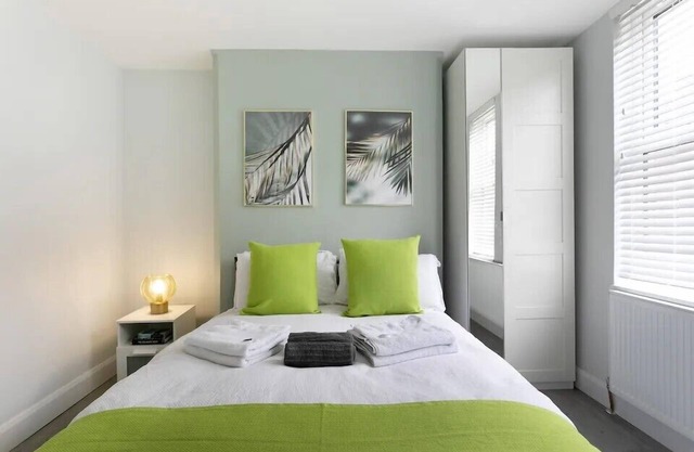 Room 2 · Studio in Nottingham- Near attractions and dining| Pass The Keys
