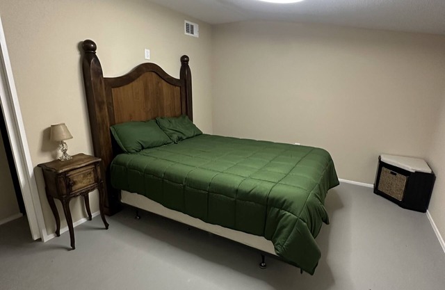 Room #3 - sleeps 2 located just 20 mins from the heart of downtown Waxahachie