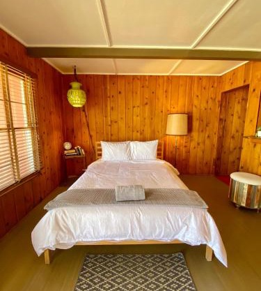 Room 8 - Downtown Joshua Tree Motel - Pet Friendly - Walk to Shops & Visitor Center, Minutes to Park Entrance