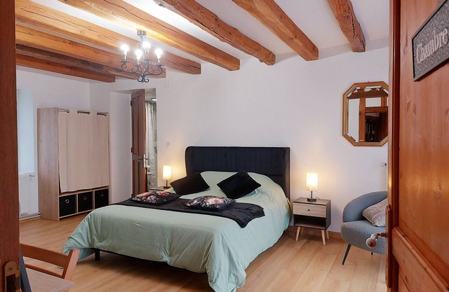 Room Léa in Châteaudun, PMR access, garden and pool