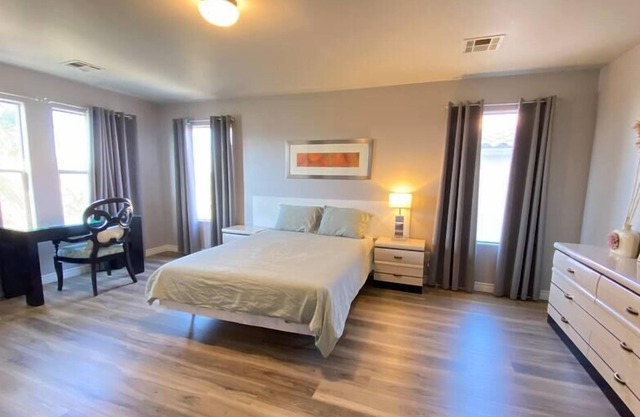 Room M Bright Master Bedroom w/ private bath in SW