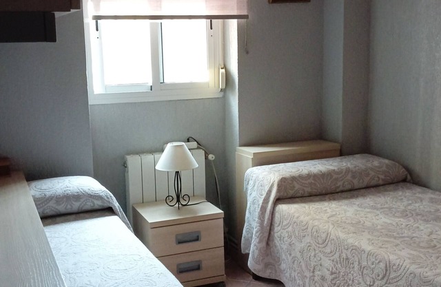 Room near university, hospital, park and private parking lot