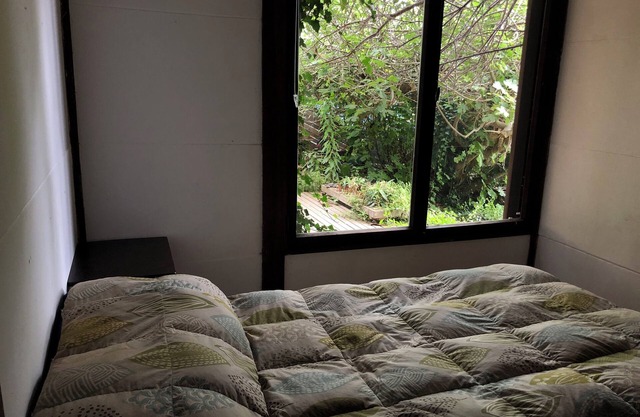 Room with private bathroom in a house with excellent ocean view, steps from the beach.