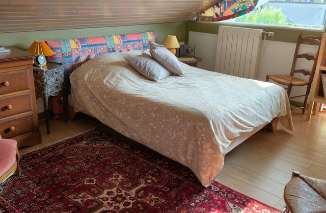 Room with private bathroom and balcony by the canal