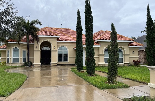 Room with private entrance. own bathroom, 2 miles from The UTRGV