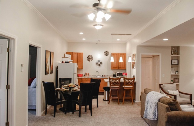 Roomy Apt. Downtown Floyd; Golden Maple Homestays