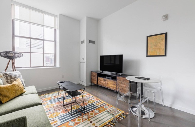 Roomy Downtown Studio w/Gym & Laundry, nr Shopping, by Blueground