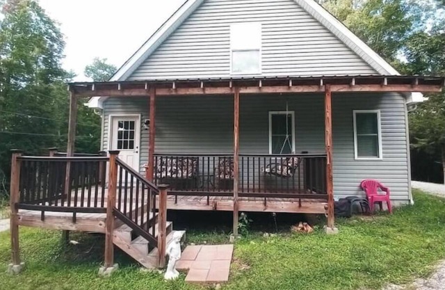 Roomy House on 2 private acres above the cliffs at Summersville Lakenn