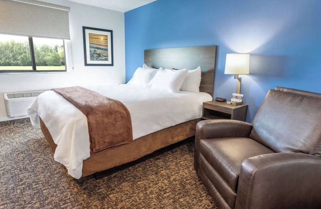 Roomy Stay with Full Kitchen Near Scenic Lake Trails and Hiking Adventures