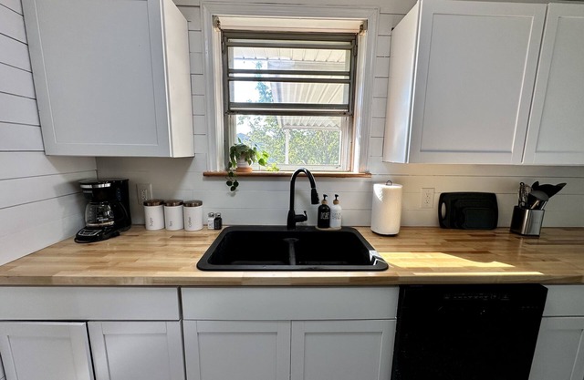 Roost’n Roanoke: pet friendly, fenced yard, 5-min to airport