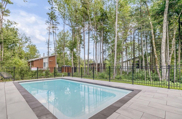 Rosa Mahda | Cozy Getaway in Pont-Rouge | Private Spa & Terrace
