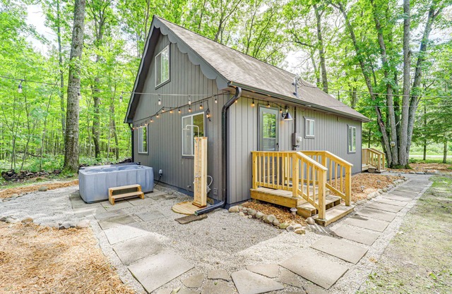 Roscommon Chalet w/Hot Tub Near Higgins Lake!