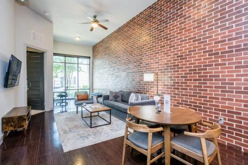 Rose at the Millennium - Stylish 1 BR in Houston