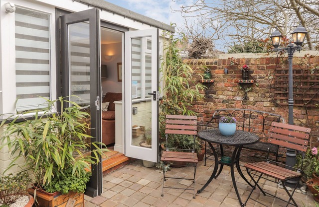 ROSE COTTAGE, country holiday cottage, with open fire in Deal