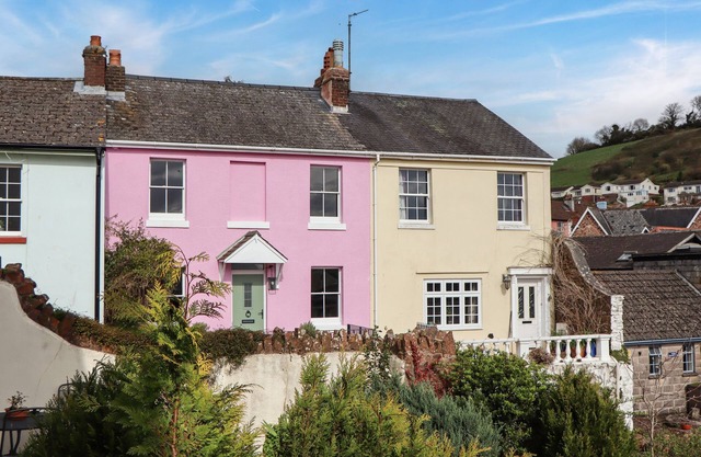 ROSE COTTAGE, pet friendly, with a garden in Bishopsteignton