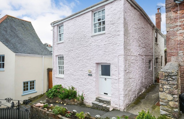 Rose Cottage - sleeps 4 guests in 2 bedrooms
