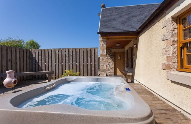 Rose Cottage - sleeps 8 guests in 3 bedrooms