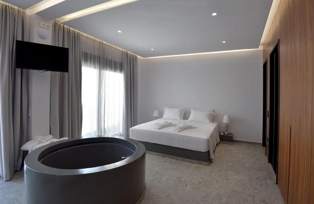 Rose n Stone, Queen, Luxury Houses