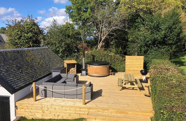 Rosebank cottage with hot tub and log burner in Loch Lomond National Park