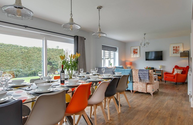 Rosehaven in Sheringham. Luxury 6 Bedroom/6 Bathroom for 12. Dog Friendly