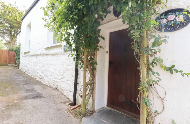 ROSEMADDON, pet friendly, character holiday cottage in Crantock