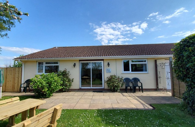 ROSEVILLE, family friendly, country holiday cottage in Watchet