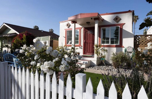 Rosy Beach Bungalow Front House