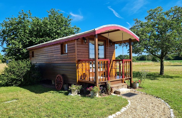 Roulotte Esmeralda: Unique stay in nature, air-conditioned, private parking, bike rental