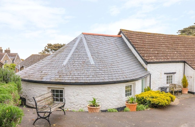 ROUND BARN, pet friendly, character holiday cottage in Ilfracombe