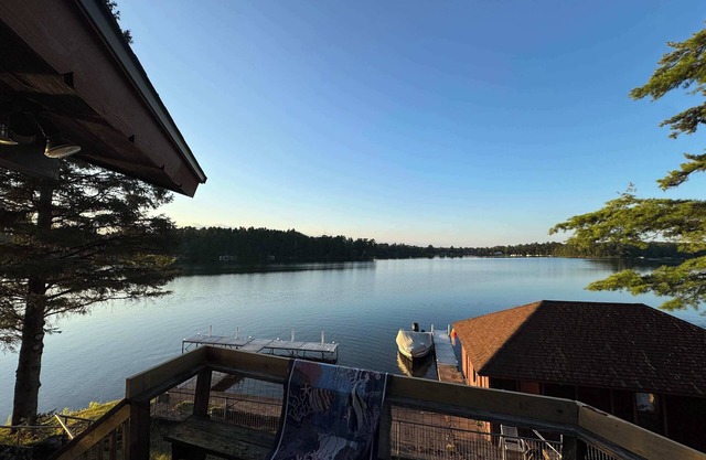 Round Lake - Private 6Bdrm Estate 500+ft Lakeshore