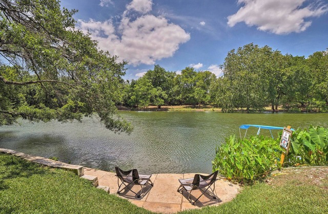 Round Rock Lakefront Home w/Water Toys & Fire Pit