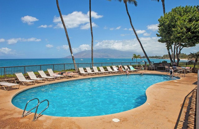 Royal Mauian 411- Oceanfront Condo with Rooftop BBQ, Beaches & Sunset Views