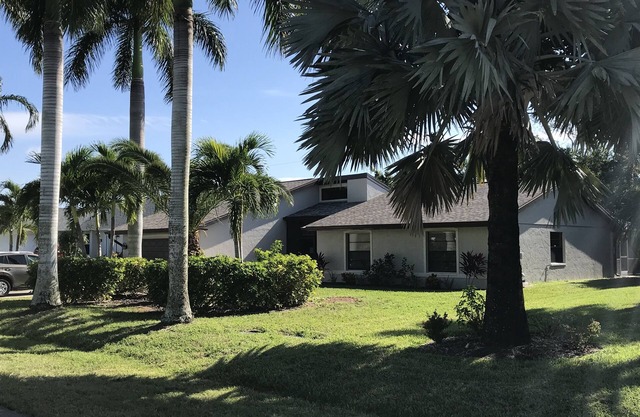 Royal Palms Getaway - Heated Pool, Excellent Location!