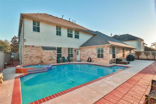 ROYCE mini-mansion with heated pool & spa Houston