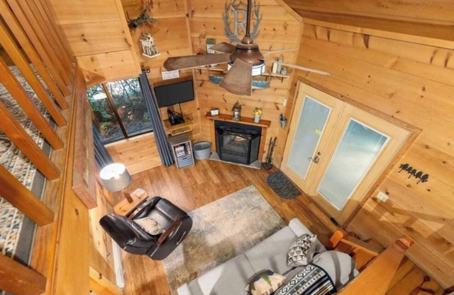 Ruby's Haus | Hot Tub | Dog Friendly | Fireplace