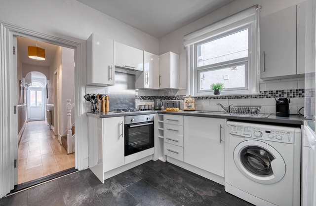 Rugby Heights - 3 Bed Townhouse, central Southsea